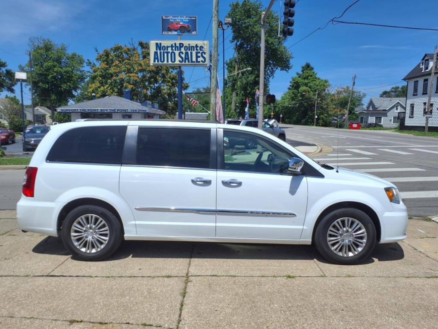 2016 Bright White Clear Coat Chrysler Town and Country Touring-L (2C4RC1CG3GR) with an 3.6L Pentastar 3.6L Flex Fuel V6 283hp 260ft. lbs. Sequential Multiport Fuel Injection engine, 6-Speed Shiftable Automatic transmission, located at 5505 N. Summit St., Toledo, OH, 43611, (419) 729-2688, 41.654953, -83.530014 - Photo#0