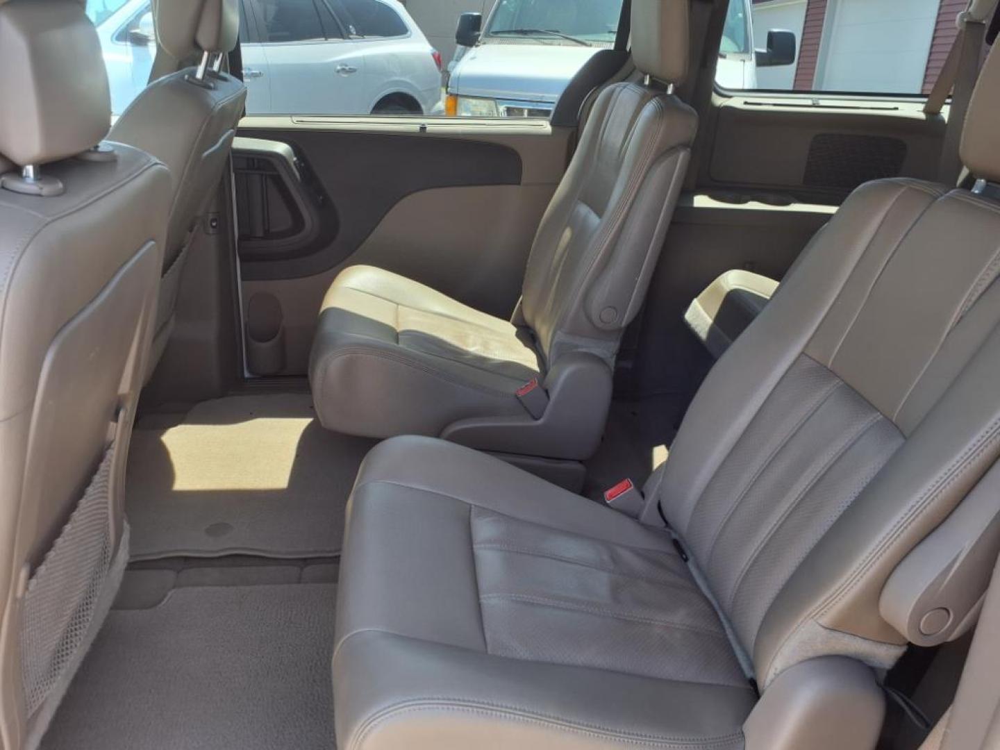 2016 Bright White Clear Coat Chrysler Town and Country Touring-L (2C4RC1CG3GR) with an 3.6L Pentastar 3.6L Flex Fuel V6 283hp 260ft. lbs. Sequential Multiport Fuel Injection engine, 6-Speed Shiftable Automatic transmission, located at 5505 N. Summit St., Toledo, OH, 43611, (419) 729-2688, 41.654953, -83.530014 - Photo#4