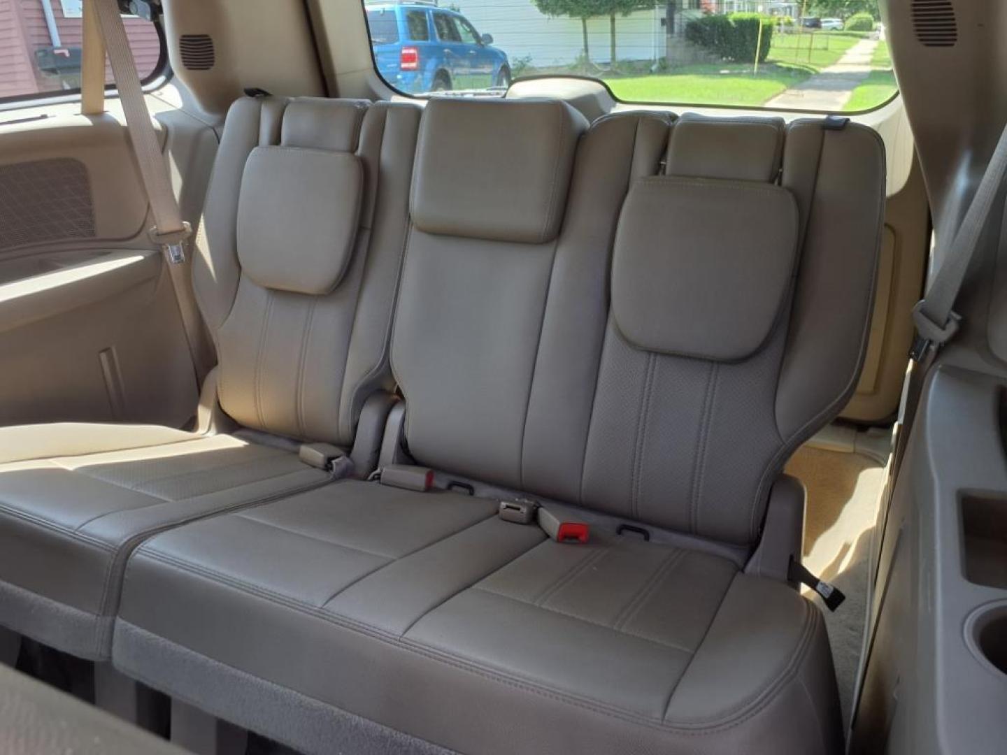 2016 Bright White Clear Coat Chrysler Town and Country Touring-L (2C4RC1CG3GR) with an 3.6L Pentastar 3.6L Flex Fuel V6 283hp 260ft. lbs. Sequential Multiport Fuel Injection engine, 6-Speed Shiftable Automatic transmission, located at 5505 N. Summit St., Toledo, OH, 43611, (419) 729-2688, 41.654953, -83.530014 - Photo#5