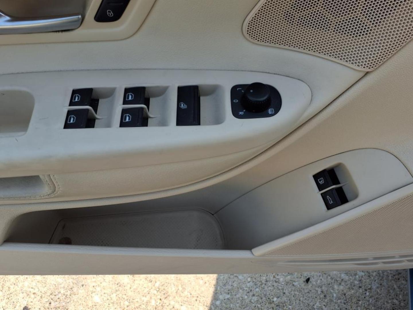 2009 Eismeer Blue Metallic Volkswagen Eos Komfort (WVWBA71F09V) with an 2.0L 2.0L I4 Turbo 200hp 207ft. lbs. Fuel Injected engine, 6-Speed Double Clutch transmission, located at 5505 N. Summit St., Toledo, OH, 43611, (419) 729-2688, 41.654953, -83.530014 - Photo#6