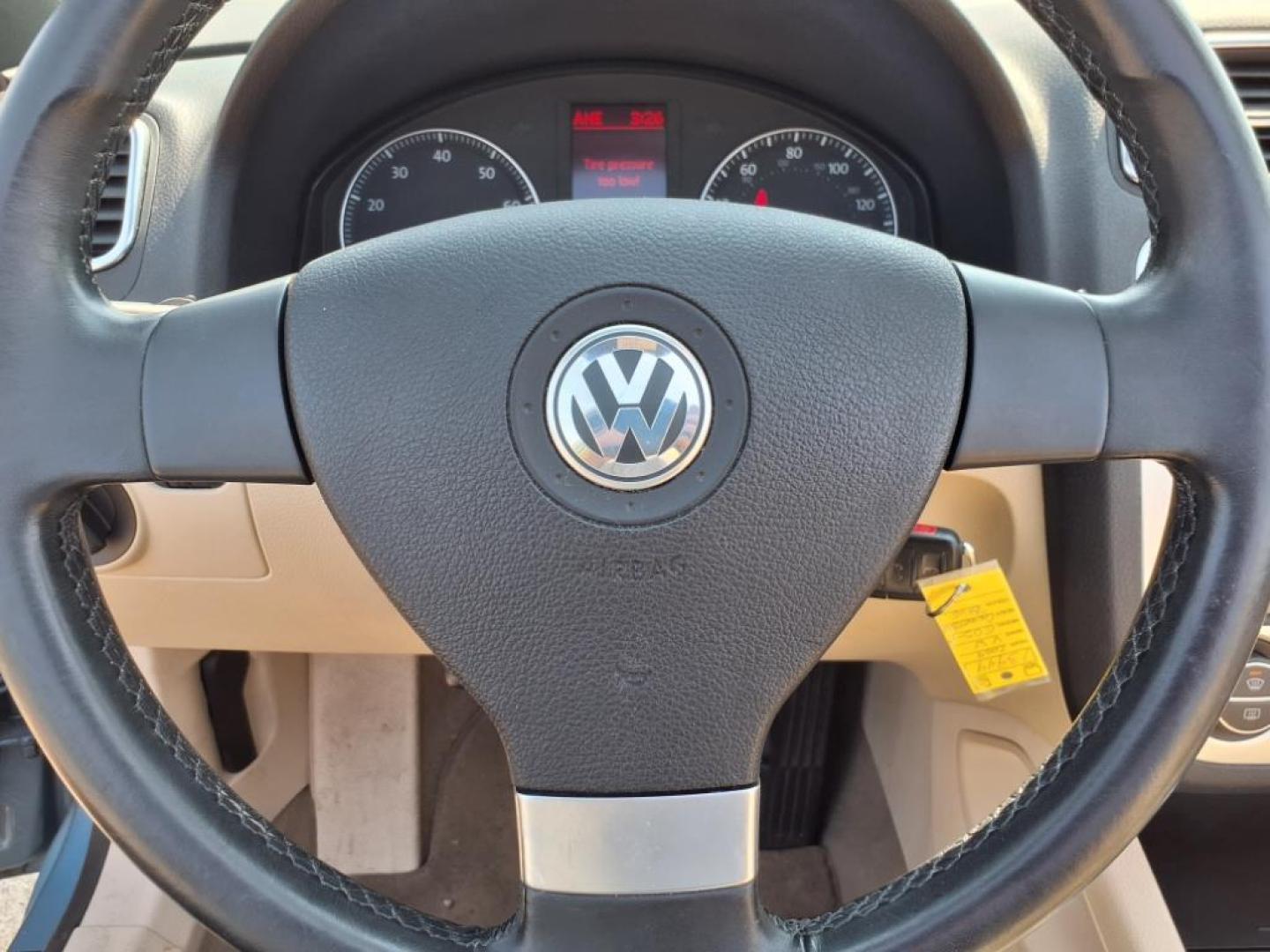 2009 Eismeer Blue Metallic Volkswagen Eos Komfort (WVWBA71F09V) with an 2.0L 2.0L I4 Turbo 200hp 207ft. lbs. Fuel Injected engine, 6-Speed Double Clutch transmission, located at 5505 N. Summit St., Toledo, OH, 43611, (419) 729-2688, 41.654953, -83.530014 - Photo#7