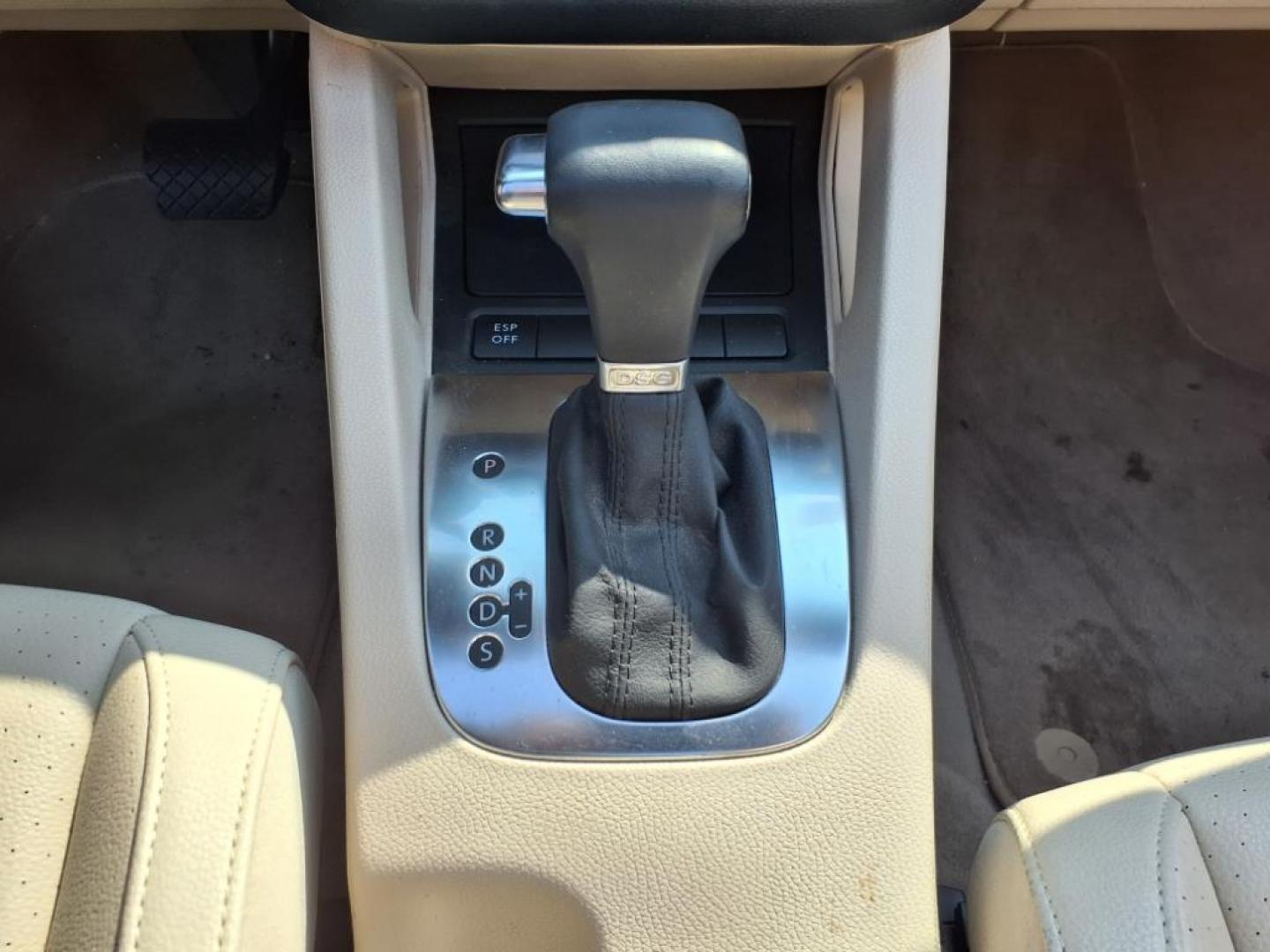 2009 Eismeer Blue Metallic Volkswagen Eos Komfort (WVWBA71F09V) with an 2.0L 2.0L I4 Turbo 200hp 207ft. lbs. Fuel Injected engine, 6-Speed Double Clutch transmission, located at 5505 N. Summit St., Toledo, OH, 43611, (419) 729-2688, 41.654953, -83.530014 - Photo#11