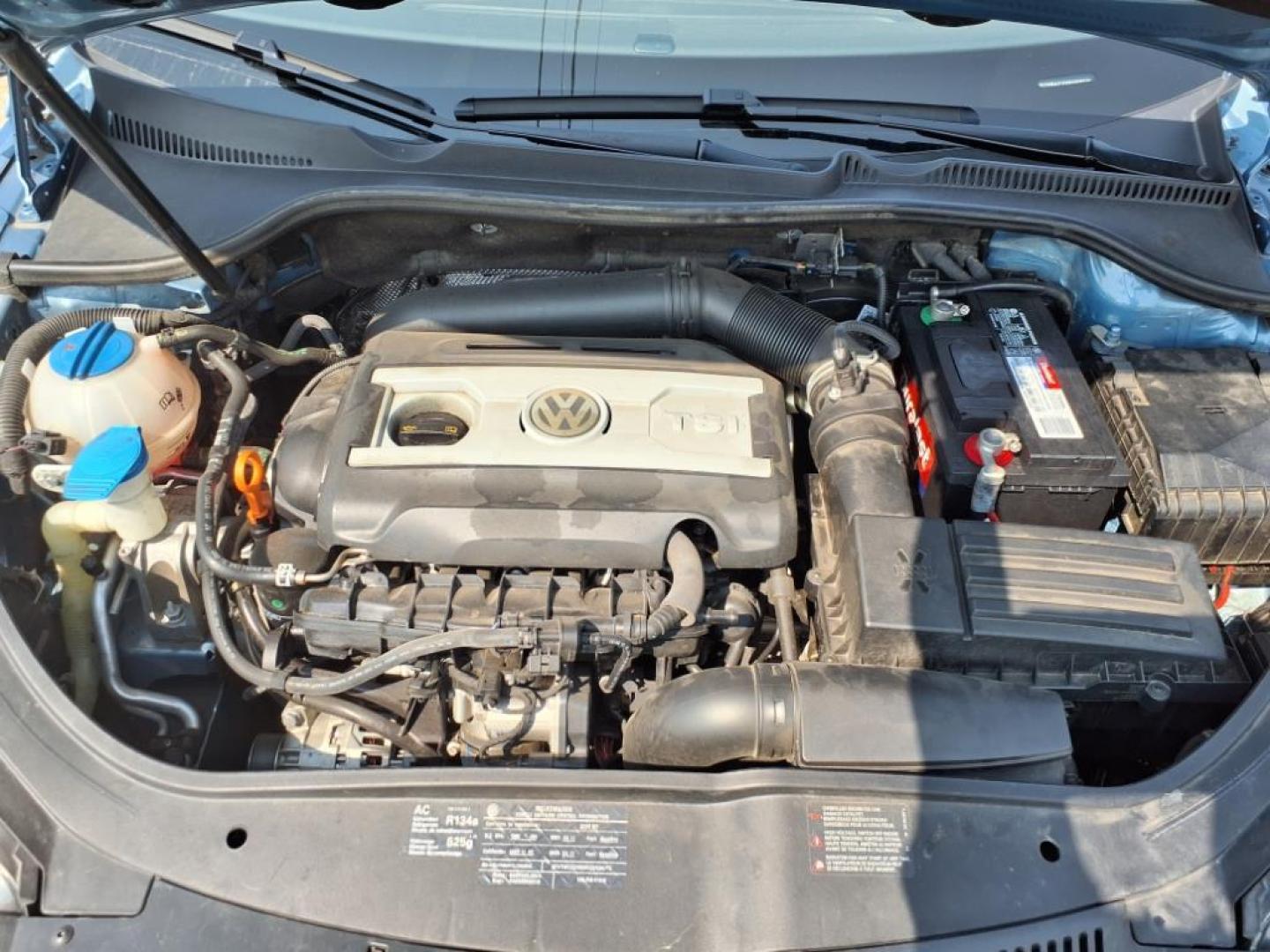 2009 Eismeer Blue Metallic Volkswagen Eos Komfort (WVWBA71F09V) with an 2.0L 2.0L I4 Turbo 200hp 207ft. lbs. Fuel Injected engine, 6-Speed Double Clutch transmission, located at 5505 N. Summit St., Toledo, OH, 43611, (419) 729-2688, 41.654953, -83.530014 - Photo#14