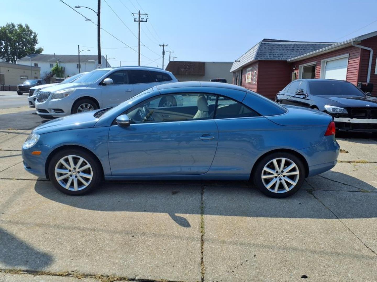2009 Eismeer Blue Metallic Volkswagen Eos Komfort (WVWBA71F09V) with an 2.0L 2.0L I4 Turbo 200hp 207ft. lbs. Fuel Injected engine, 6-Speed Double Clutch transmission, located at 5505 N. Summit St., Toledo, OH, 43611, (419) 729-2688, 41.654953, -83.530014 - Photo#18