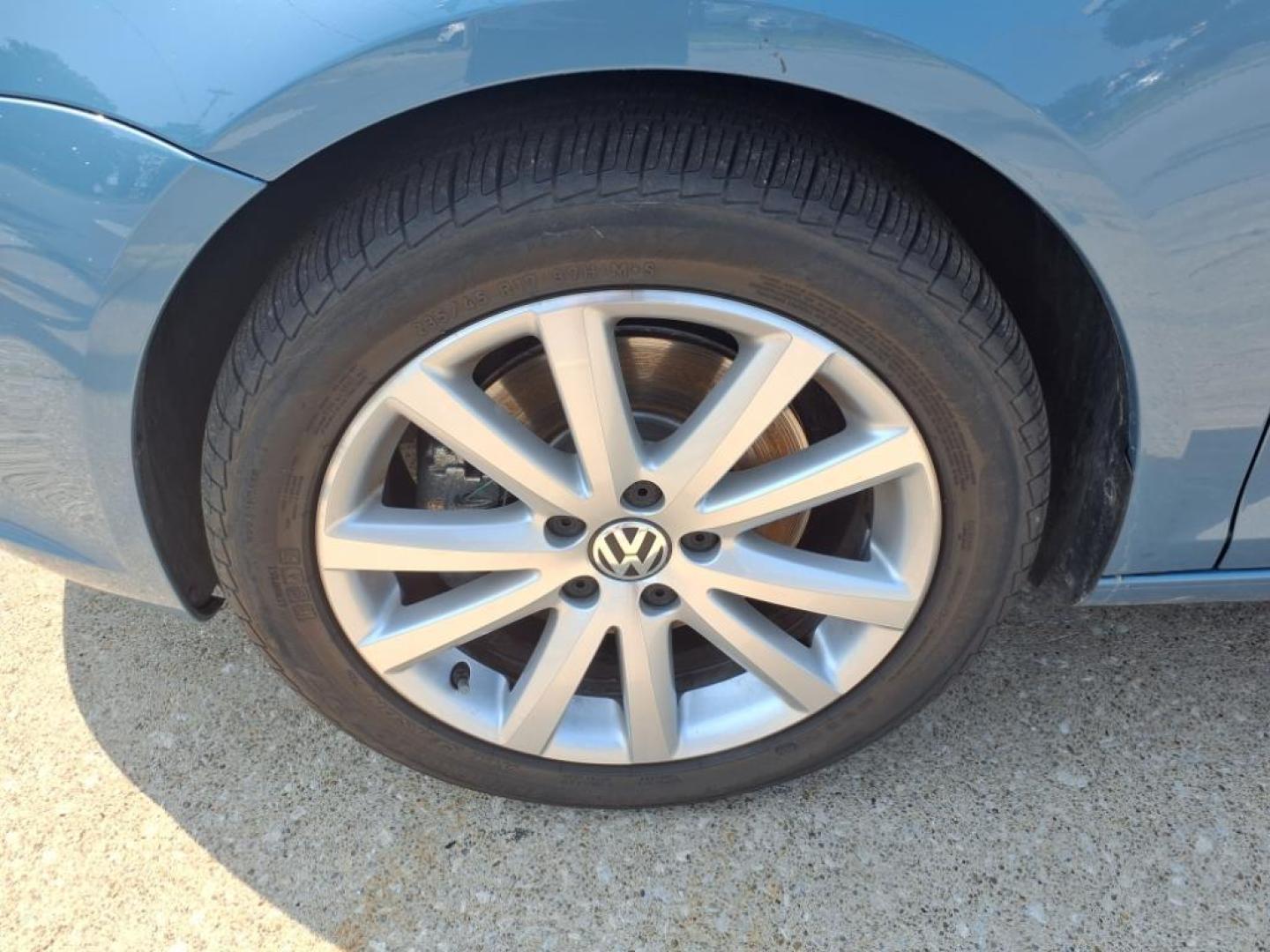 2009 Eismeer Blue Metallic Volkswagen Eos Komfort (WVWBA71F09V) with an 2.0L 2.0L I4 Turbo 200hp 207ft. lbs. Fuel Injected engine, 6-Speed Double Clutch transmission, located at 5505 N. Summit St., Toledo, OH, 43611, (419) 729-2688, 41.654953, -83.530014 - Photo#24