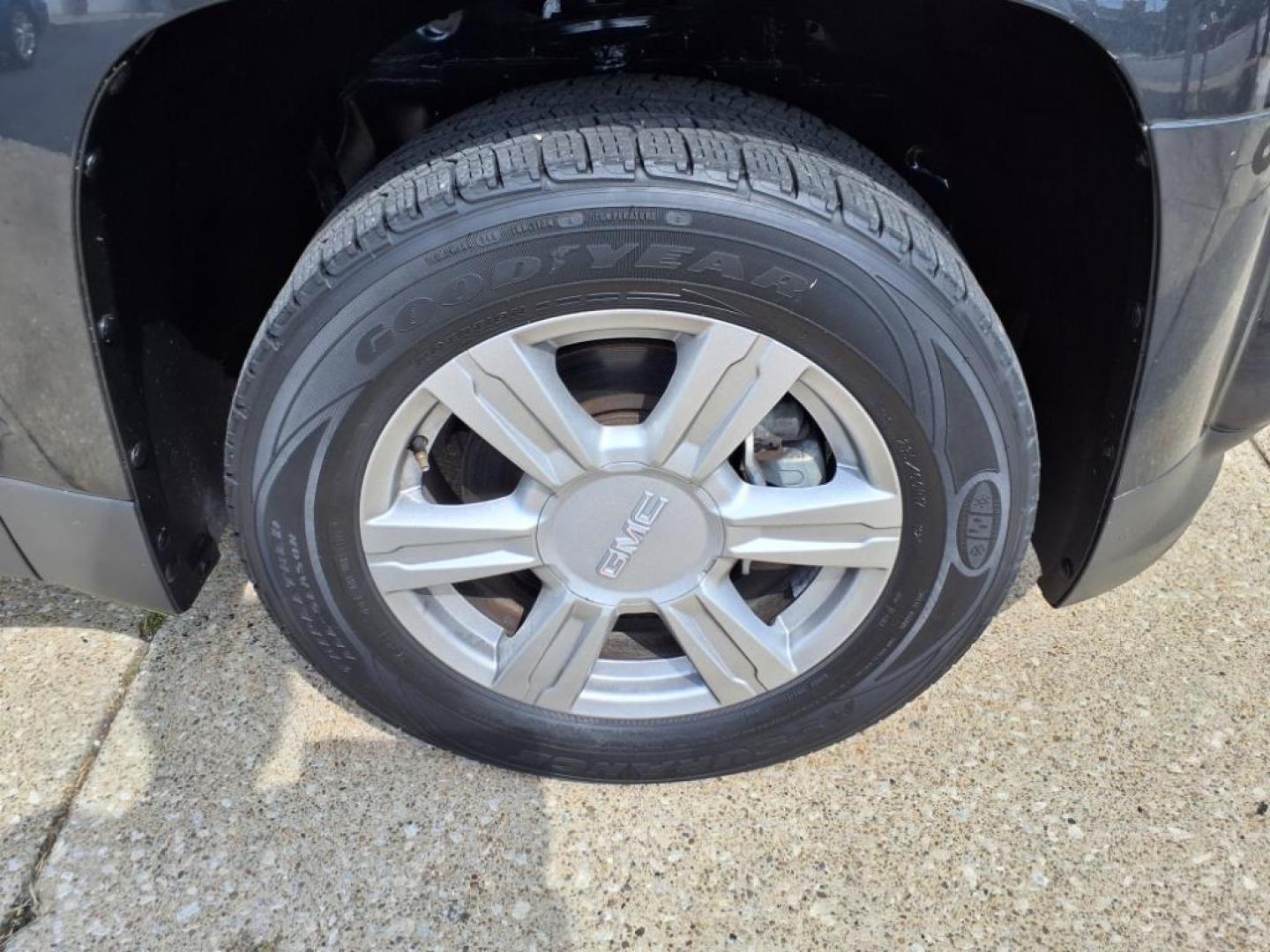 2014 Ashen Gray Metallic GMC Terrain SLE-1 (2GKALMEKXE6) with an 2.4L Ecotec 2.4L I4 182hp 172ft. lbs. Direct Injection engine, 6-Speed Shiftable Automatic transmission, located at 5505 N. Summit St., Toledo, OH, 43611, (419) 729-2688, 41.654953, -83.530014 - Photo#24