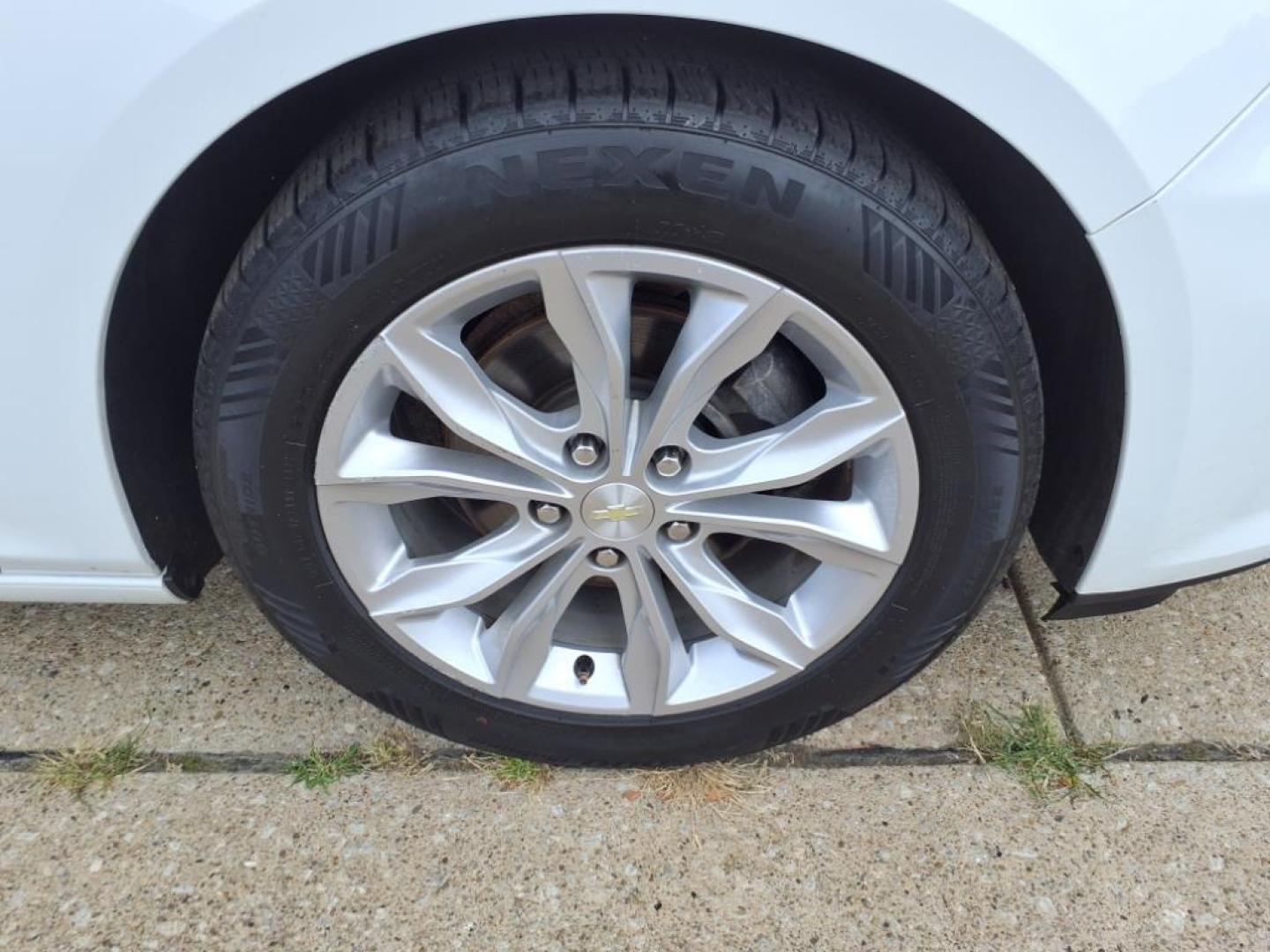 2019 Summit White Chevrolet Malibu LT (1G1ZD5ST8KF) with an 1.5L Ecotec 1.5L Turbo I4 160hp 184ft. lbs. Direct Injection engine, CVT transmission, located at 5505 N. Summit St., Toledo, OH, 43611, (419) 729-2688, 41.654953, -83.530014 - Photo#27