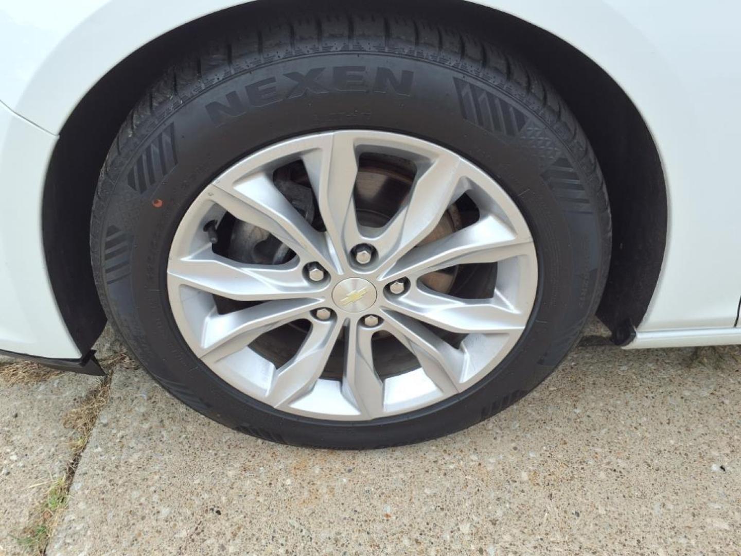 2019 Summit White Chevrolet Malibu LT (1G1ZD5ST8KF) with an 1.5L Ecotec 1.5L Turbo I4 160hp 184ft. lbs. Direct Injection engine, CVT transmission, located at 5505 N. Summit St., Toledo, OH, 43611, (419) 729-2688, 41.654953, -83.530014 - Photo#28