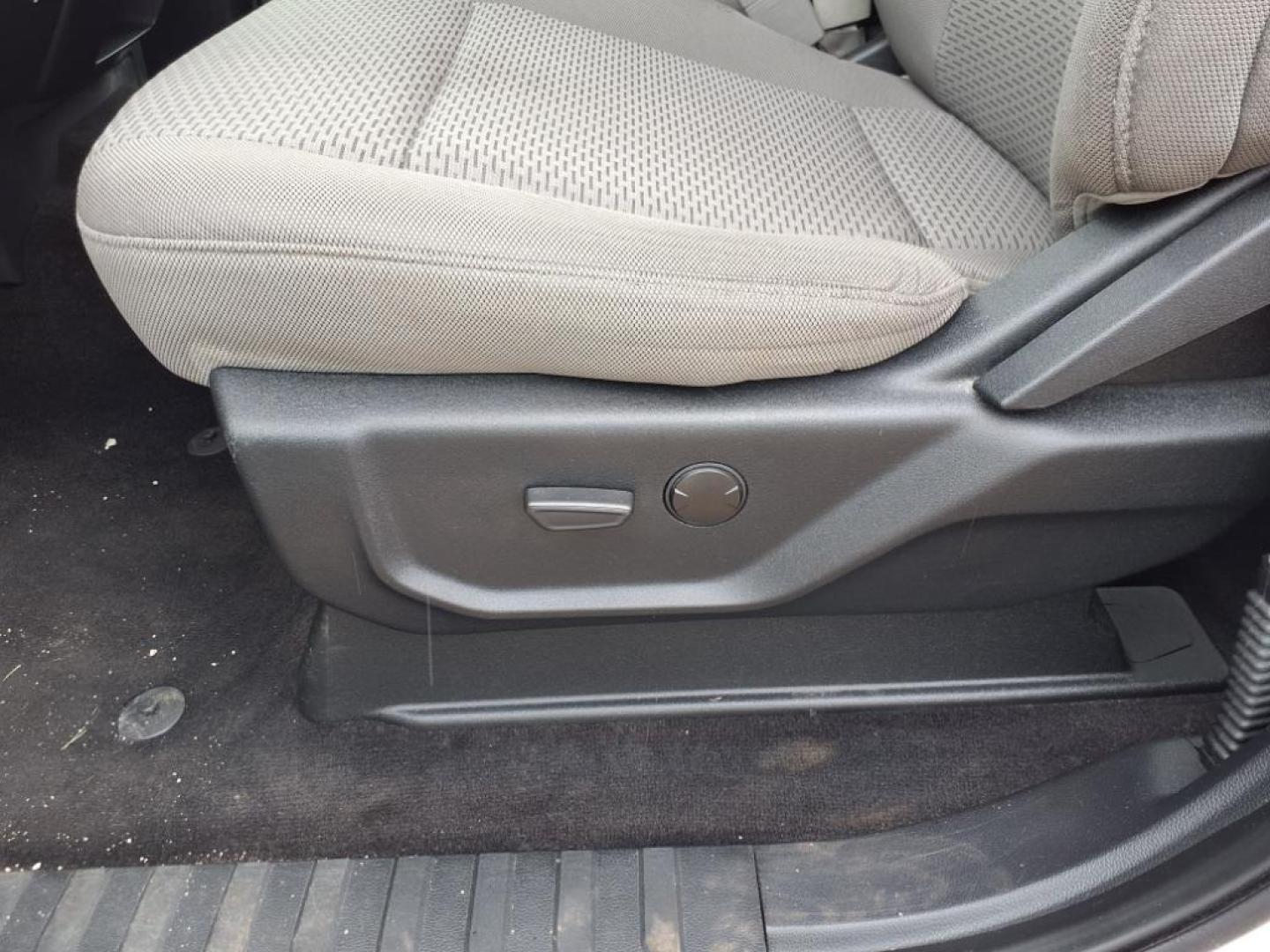 2020 Oxford White Ford F-150 XLT (1FTEW1C42LK) with an 3.5L EcoBoost 3.5L Twin Turbo V6 375hp 470ft. lbs. Common Rail Direct Injection engine, 10-Speed Shiftable Automatic transmission, located at 5505 N. Summit St., Toledo, OH, 43611, (419) 729-2688, 41.654953, -83.530014 - Photo#2