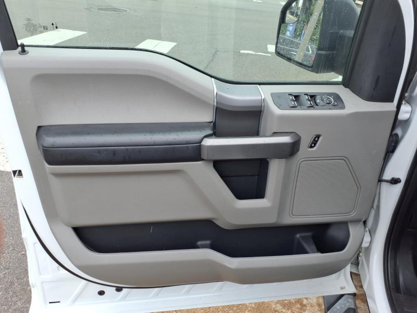 2020 Oxford White Ford F-150 XLT (1FTEW1C42LK) with an 3.5L EcoBoost 3.5L Twin Turbo V6 375hp 470ft. lbs. Common Rail Direct Injection engine, 10-Speed Shiftable Automatic transmission, located at 5505 N. Summit St., Toledo, OH, 43611, (419) 729-2688, 41.654953, -83.530014 - Photo#5