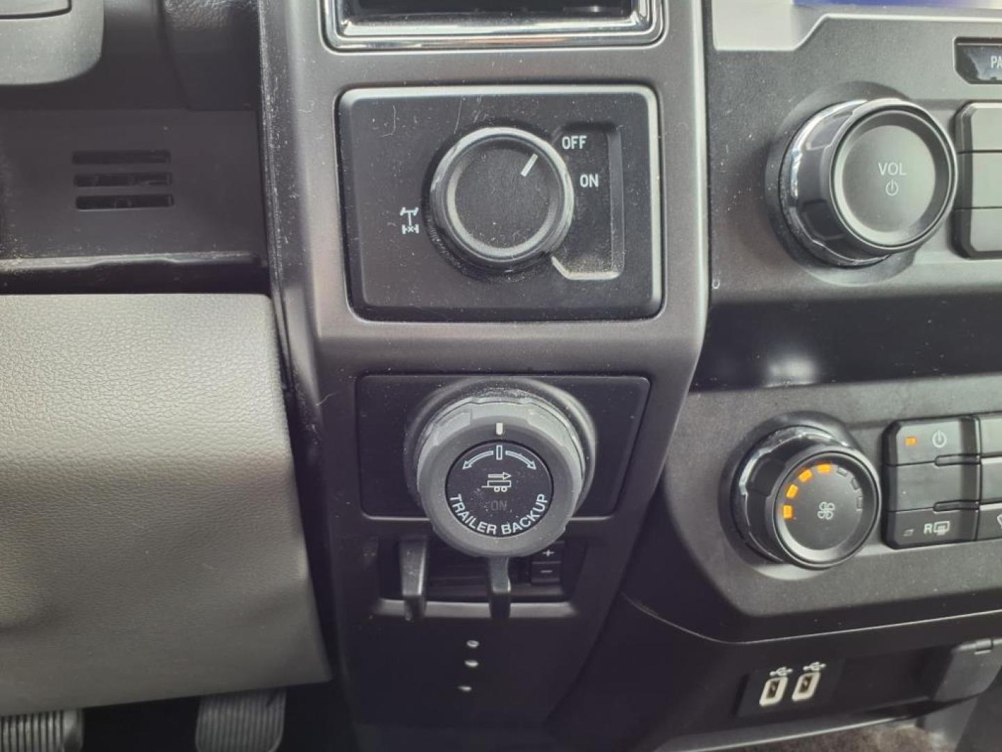 2020 Oxford White Ford F-150 XLT (1FTEW1C42LK) with an 3.5L EcoBoost 3.5L Twin Turbo V6 375hp 470ft. lbs. Common Rail Direct Injection engine, 10-Speed Shiftable Automatic transmission, located at 5505 N. Summit St., Toledo, OH, 43611, (419) 729-2688, 41.654953, -83.530014 - Photo#10