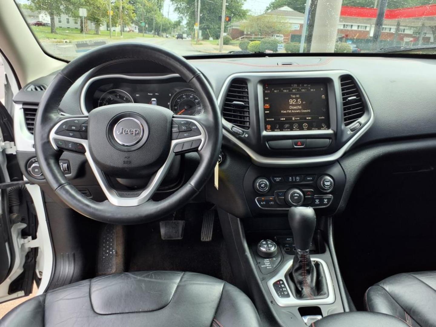 2015 Bright White Clear Coat Jeep Cherokee Trailhawk (1C4PJMBSXFW) with an 3.2L 3.2L V6 271hp 239ft. lbs. Sequential Multiport Fuel Injection engine, 4WD 9-Speed Shiftable Automatic transmission, located at 5505 N. Summit St., Toledo, OH, 43611, (419) 729-2688, 41.654953, -83.530014 - Photo#4