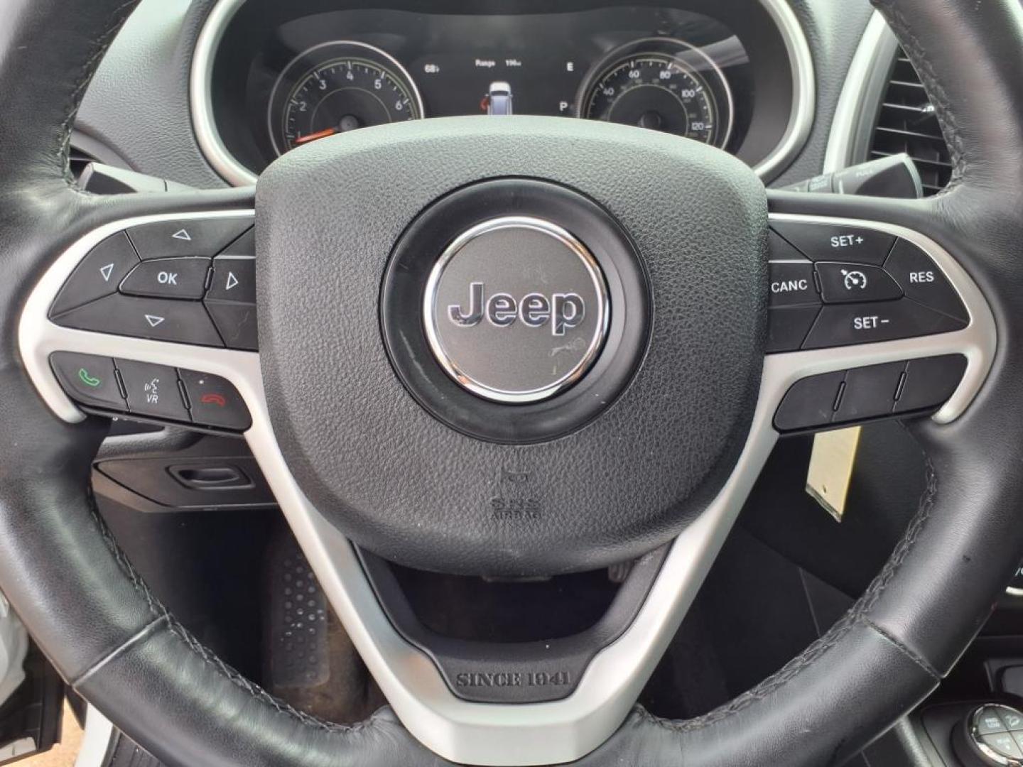 2015 Bright White Clear Coat Jeep Cherokee Trailhawk (1C4PJMBSXFW) with an 3.2L 3.2L V6 271hp 239ft. lbs. Sequential Multiport Fuel Injection engine, 4WD 9-Speed Shiftable Automatic transmission, located at 5505 N. Summit St., Toledo, OH, 43611, (419) 729-2688, 41.654953, -83.530014 - Photo#7
