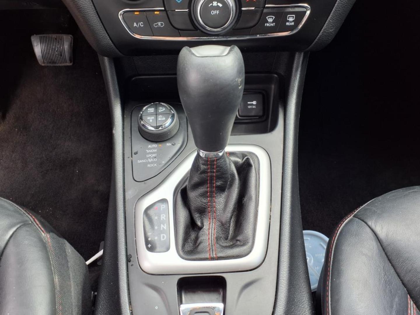 2015 Bright White Clear Coat Jeep Cherokee Trailhawk (1C4PJMBSXFW) with an 3.2L 3.2L V6 271hp 239ft. lbs. Sequential Multiport Fuel Injection engine, 4WD 9-Speed Shiftable Automatic transmission, located at 5505 N. Summit St., Toledo, OH, 43611, (419) 729-2688, 41.654953, -83.530014 - Photo#10