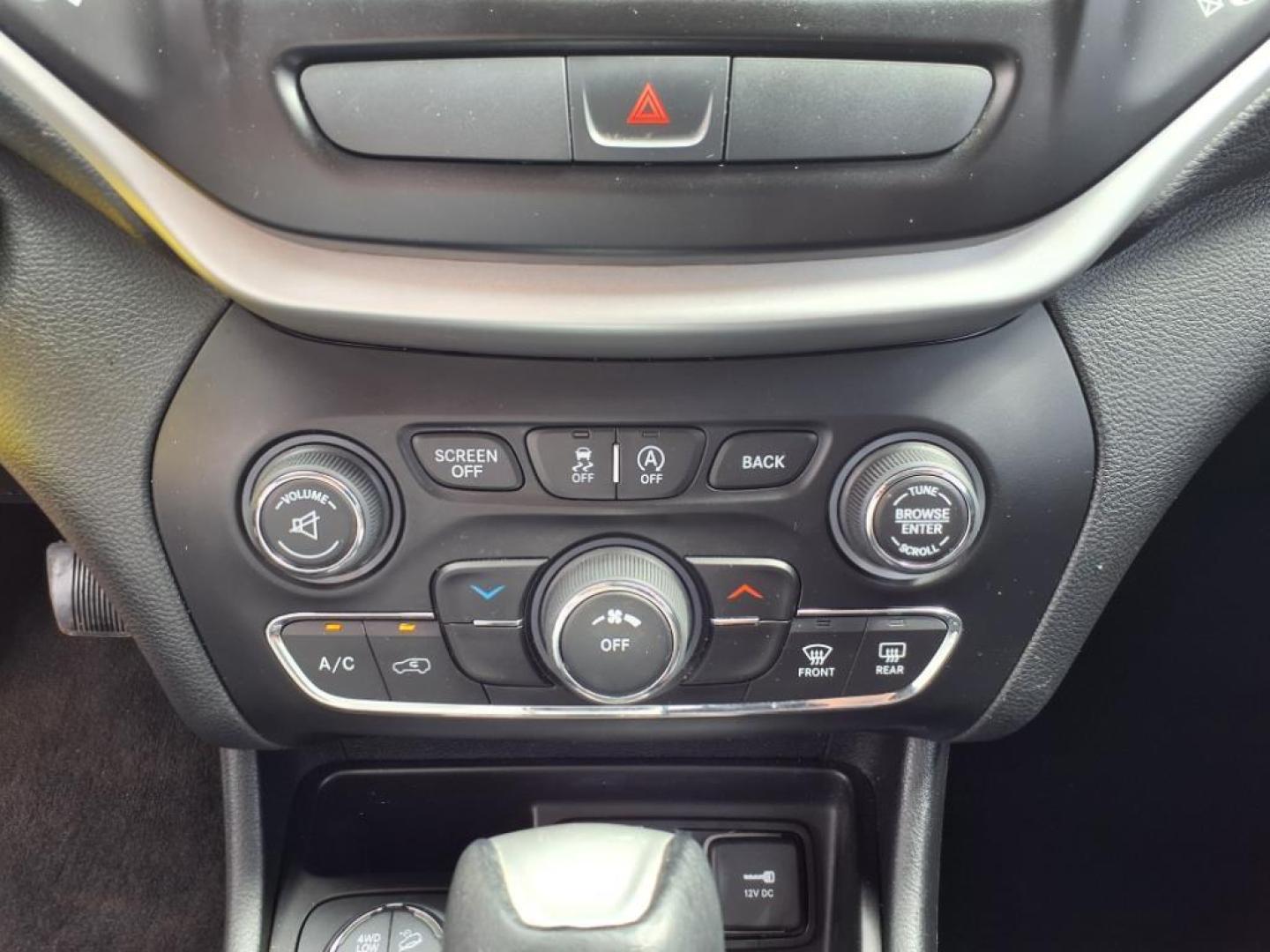 2015 Bright White Clear Coat Jeep Cherokee Trailhawk (1C4PJMBSXFW) with an 3.2L 3.2L V6 271hp 239ft. lbs. Sequential Multiport Fuel Injection engine, 4WD 9-Speed Shiftable Automatic transmission, located at 5505 N. Summit St., Toledo, OH, 43611, (419) 729-2688, 41.654953, -83.530014 - Photo#11