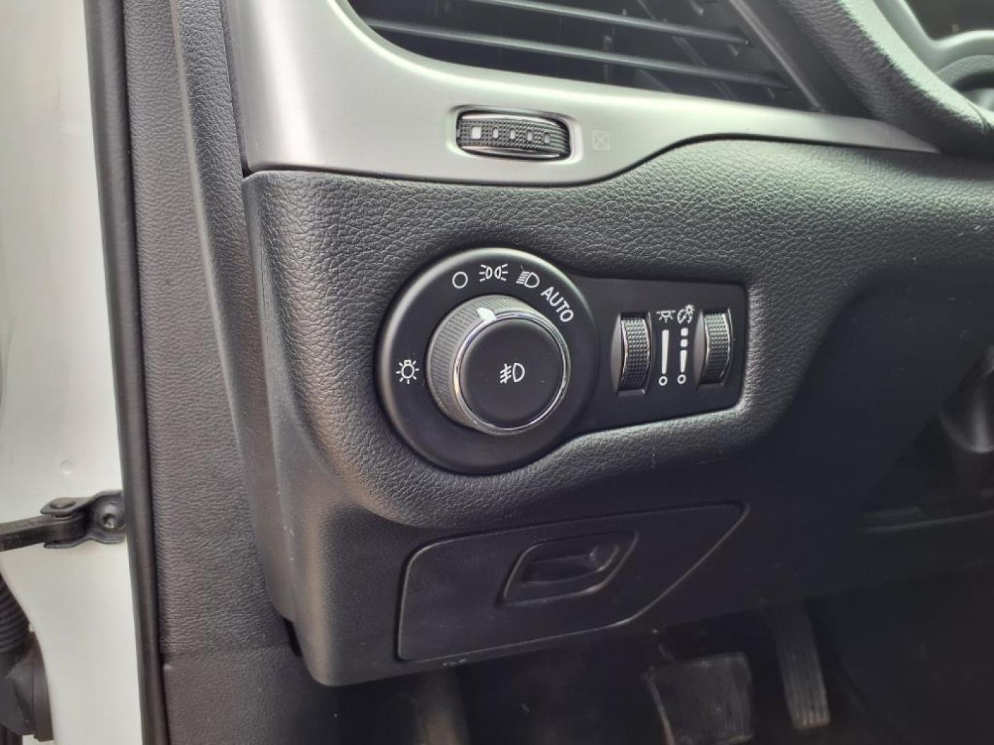 2015 Bright White Clear Coat Jeep Cherokee Trailhawk (1C4PJMBSXFW) with an 3.2L 3.2L V6 271hp 239ft. lbs. Sequential Multiport Fuel Injection engine, 4WD 9-Speed Shiftable Automatic transmission, located at 5505 N. Summit St., Toledo, OH, 43611, (419) 729-2688, 41.654953, -83.530014 - Photo#16