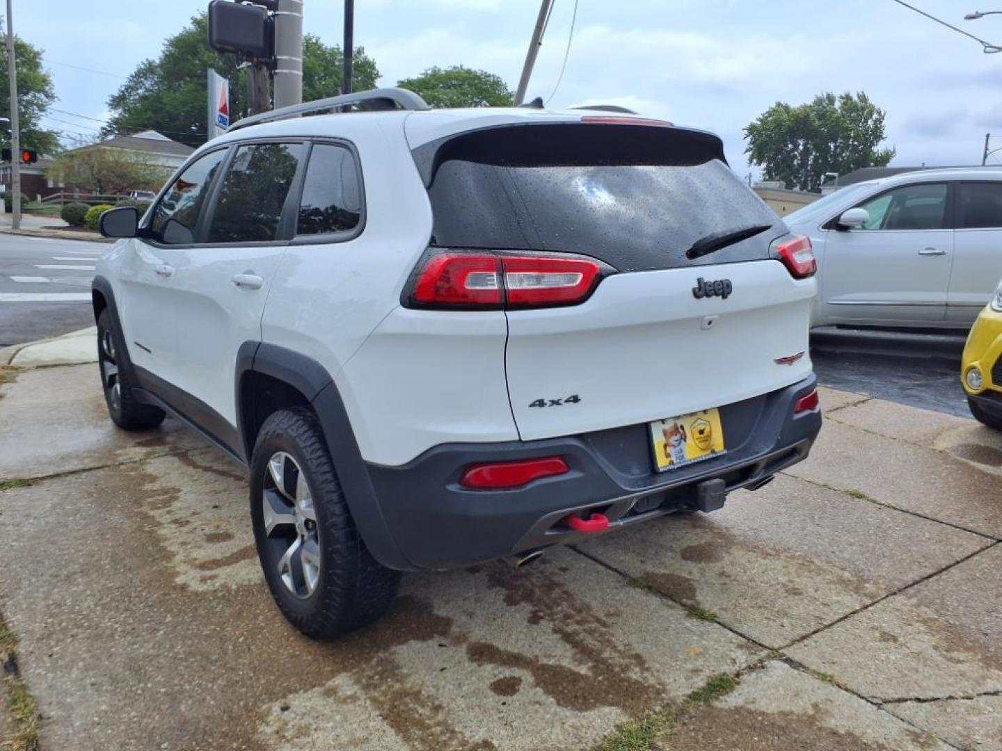 2015 Bright White Clear Coat Jeep Cherokee Trailhawk (1C4PJMBSXFW) with an 3.2L 3.2L V6 271hp 239ft. lbs. Sequential Multiport Fuel Injection engine, 4WD 9-Speed Shiftable Automatic transmission, located at 5505 N. Summit St., Toledo, OH, 43611, (419) 729-2688, 41.654953, -83.530014 - Photo#23