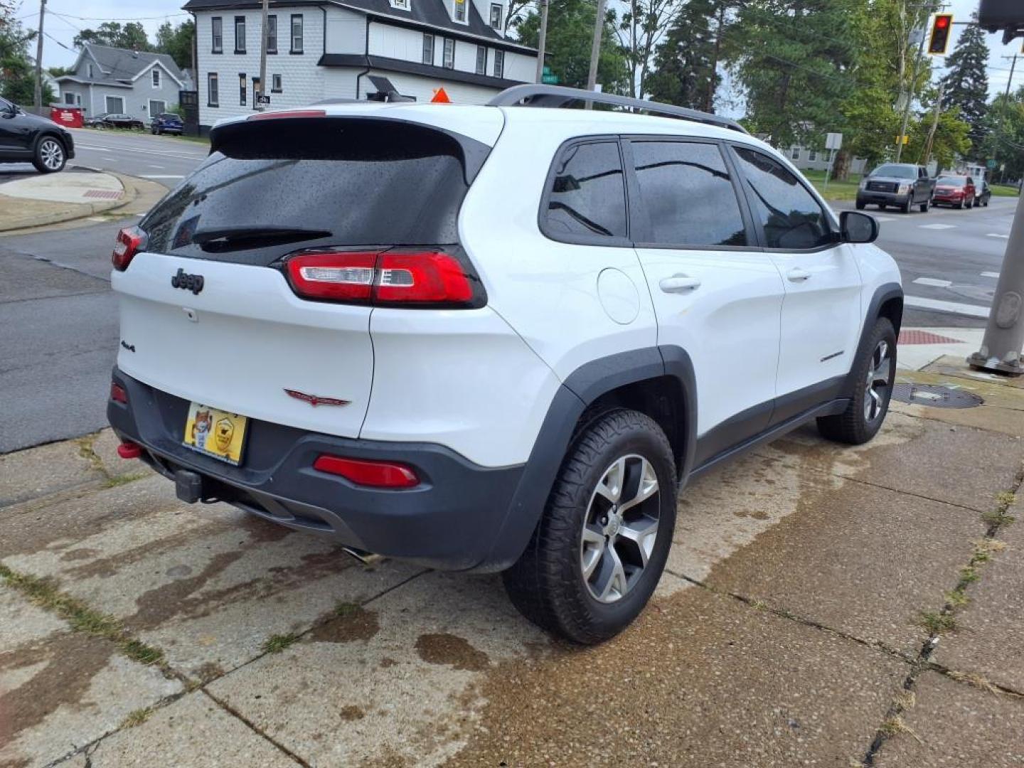 2015 Bright White Clear Coat Jeep Cherokee Trailhawk (1C4PJMBSXFW) with an 3.2L 3.2L V6 271hp 239ft. lbs. Sequential Multiport Fuel Injection engine, 4WD 9-Speed Shiftable Automatic transmission, located at 5505 N. Summit St., Toledo, OH, 43611, (419) 729-2688, 41.654953, -83.530014 - Photo#25