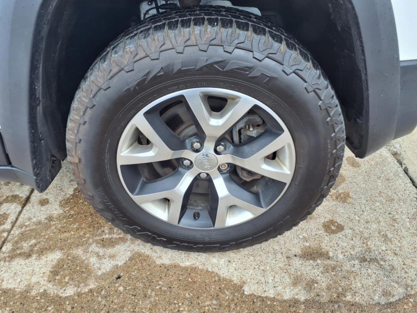 2015 Bright White Clear Coat Jeep Cherokee Trailhawk (1C4PJMBSXFW) with an 3.2L 3.2L V6 271hp 239ft. lbs. Sequential Multiport Fuel Injection engine, 4WD 9-Speed Shiftable Automatic transmission, located at 5505 N. Summit St., Toledo, OH, 43611, (419) 729-2688, 41.654953, -83.530014 - Photo#27