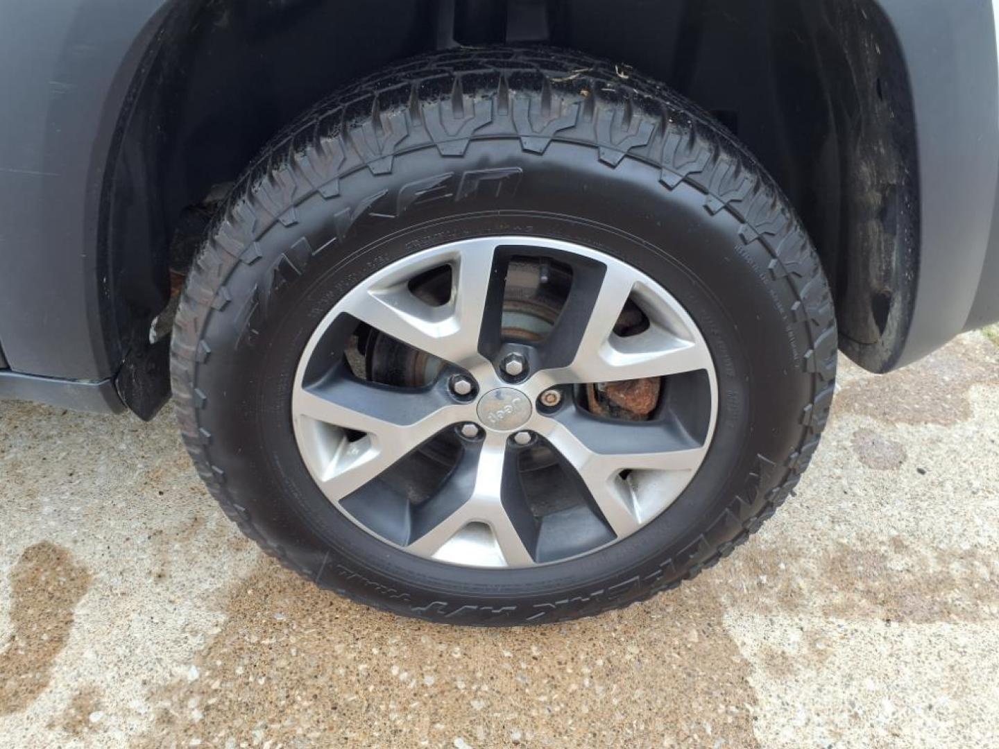 2015 Bright White Clear Coat Jeep Cherokee Trailhawk (1C4PJMBSXFW) with an 3.2L 3.2L V6 271hp 239ft. lbs. Sequential Multiport Fuel Injection engine, 4WD 9-Speed Shiftable Automatic transmission, located at 5505 N. Summit St., Toledo, OH, 43611, (419) 729-2688, 41.654953, -83.530014 - Photo#29