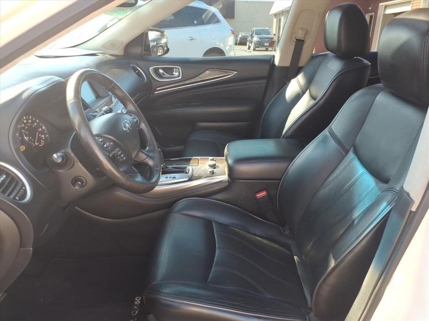 2015 Majestic White INFINITI QX60 Base (5N1AL0MM9FC) with an 3.5L 3.5L V6 265hp 248ft. lbs. Sequential Multiport Fuel Injection engine, 7-Speed Shiftable CVT transmission, located at 5505 N. Summit St., Toledo, OH, 43611, (419) 729-2688, 41.654953, -83.530014 - Photo#2