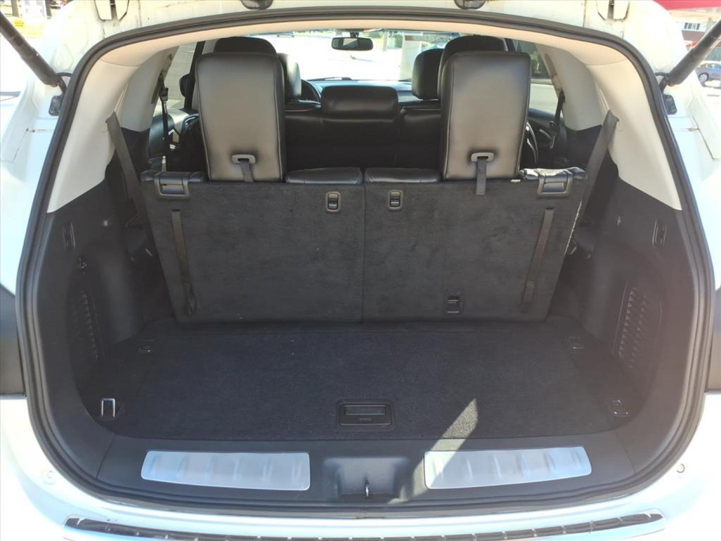 2015 Majestic White INFINITI QX60 Base (5N1AL0MM9FC) with an 3.5L 3.5L V6 265hp 248ft. lbs. Sequential Multiport Fuel Injection engine, 7-Speed Shiftable CVT transmission, located at 5505 N. Summit St., Toledo, OH, 43611, (419) 729-2688, 41.654953, -83.530014 - Photo#20