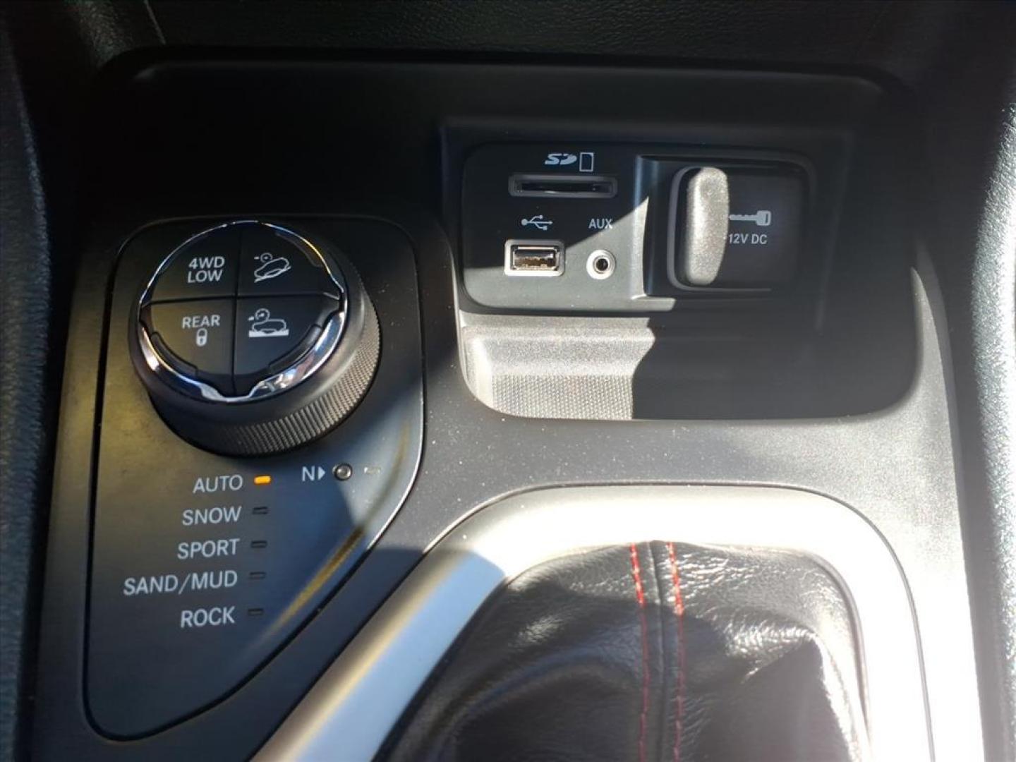 2016 Billet Silver Metallic Clear Coat Jeep Cherokee Trailhawk (1C4PJMBS6GW) with an 3.2L 3.2L V6 271hp 239ft. lbs. Sequential Multiport Fuel Injection engine, 4WD 9-Speed Shiftable Automatic transmission, located at 5505 N. Summit St., Toledo, OH, 43611, (419) 729-2688, 41.654953, -83.530014 - Photo#12