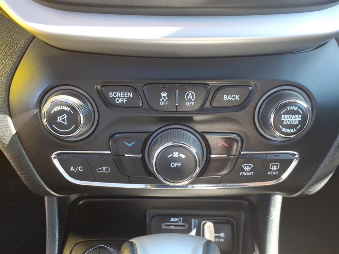 2016 Billet Silver Metallic Clear Coat Jeep Cherokee Trailhawk (1C4PJMBS6GW) with an 3.2L 3.2L V6 271hp 239ft. lbs. Sequential Multiport Fuel Injection engine, 4WD 9-Speed Shiftable Automatic transmission, located at 5505 N. Summit St., Toledo, OH, 43611, (419) 729-2688, 41.654953, -83.530014 - Photo#13