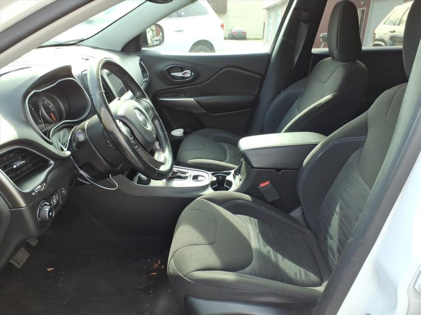 2019 White Jeep Grand Cherokee North Edition (1C4PJMCN2KD) with an 4 Cylinder Fuel Injected engine, Automatic transmission, located at 5505 N. Summit St., Toledo, OH, 43611, (419) 729-2688, 41.654953, -83.530014 - Photo#1