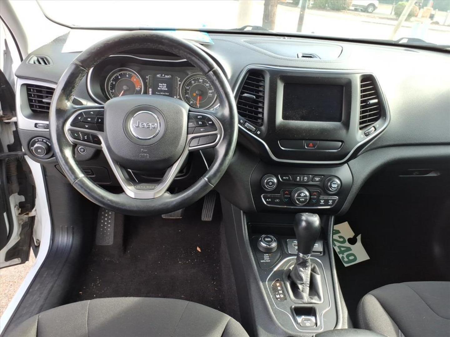 2019 White Jeep Grand Cherokee North Edition (1C4PJMCN2KD) with an 4 Cylinder Fuel Injected engine, Automatic transmission, located at 5505 N. Summit St., Toledo, OH, 43611, (419) 729-2688, 41.654953, -83.530014 - Photo#4