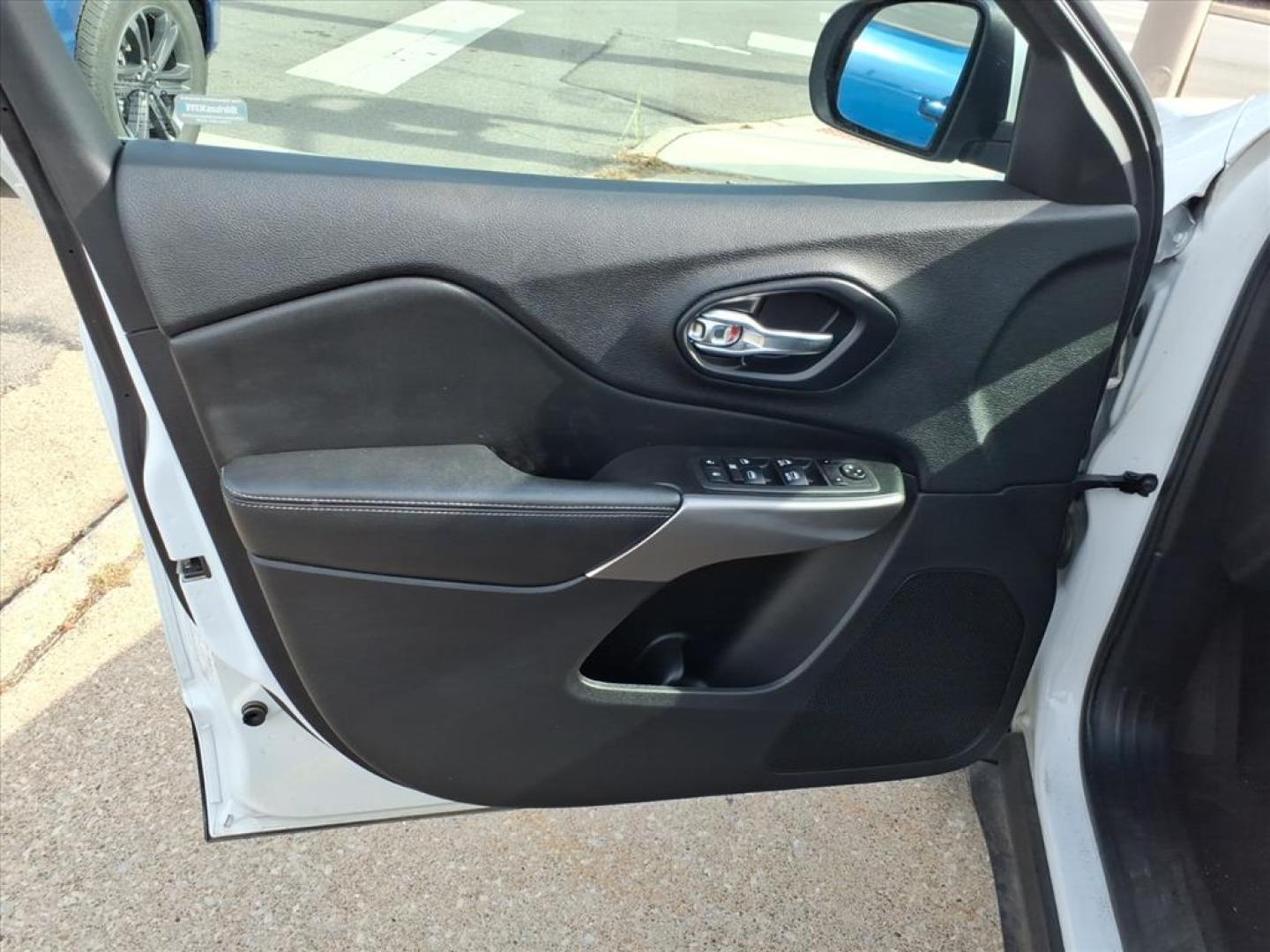 2019 White Jeep Grand Cherokee North Edition (1C4PJMCN2KD) with an 4 Cylinder Fuel Injected engine, Automatic transmission, located at 5505 N. Summit St., Toledo, OH, 43611, (419) 729-2688, 41.654953, -83.530014 - Photo#5