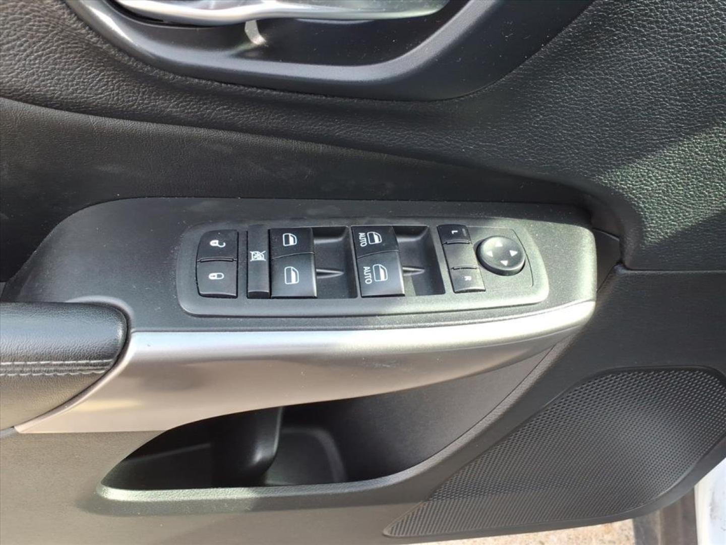 2019 White Jeep Grand Cherokee North Edition (1C4PJMCN2KD) with an 4 Cylinder Fuel Injected engine, Automatic transmission, located at 5505 N. Summit St., Toledo, OH, 43611, (419) 729-2688, 41.654953, -83.530014 - Photo#6