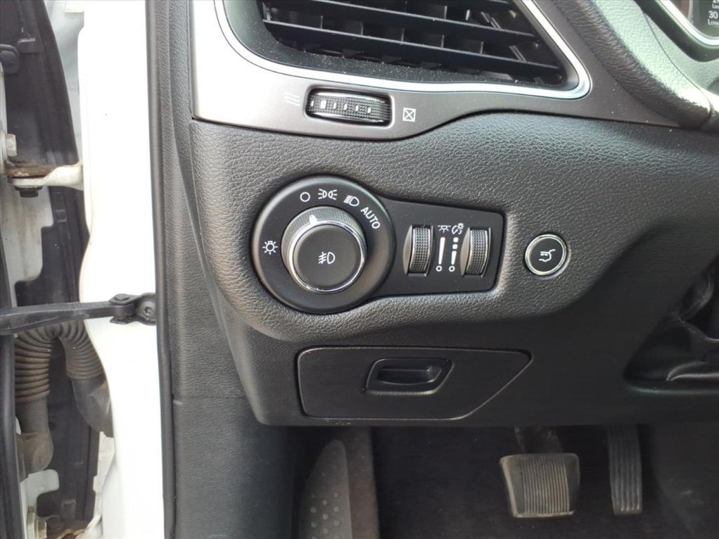 2019 White Jeep Grand Cherokee North Edition (1C4PJMCN2KD) with an 4 Cylinder Fuel Injected engine, Automatic transmission, located at 5505 N. Summit St., Toledo, OH, 43611, (419) 729-2688, 41.654953, -83.530014 - Photo#16