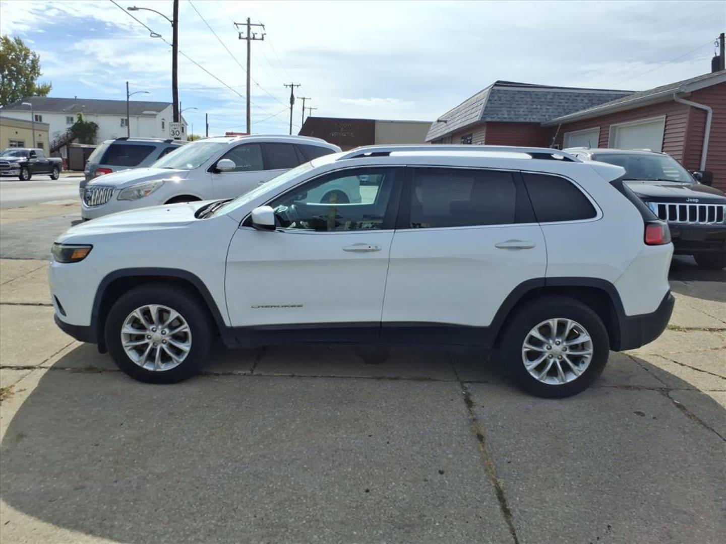 2019 White Jeep Grand Cherokee North Edition (1C4PJMCN2KD) with an 4 Cylinder Fuel Injected engine, Automatic transmission, located at 5505 N. Summit St., Toledo, OH, 43611, (419) 729-2688, 41.654953, -83.530014 - Photo#21