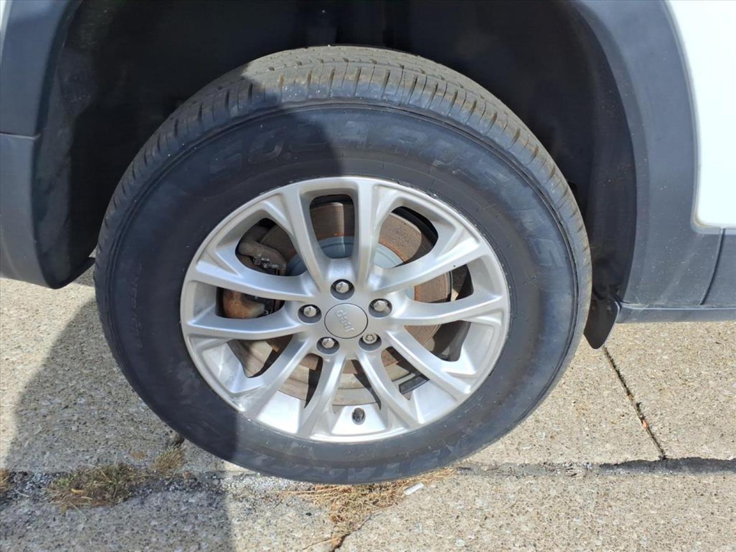 2019 White Jeep Grand Cherokee North Edition (1C4PJMCN2KD) with an 4 Cylinder Fuel Injected engine, Automatic transmission, located at 5505 N. Summit St., Toledo, OH, 43611, (419) 729-2688, 41.654953, -83.530014 - Photo#25