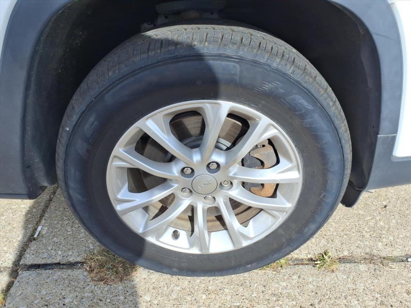 2019 White Jeep Grand Cherokee North Edition (1C4PJMCN2KD) with an 4 Cylinder Fuel Injected engine, Automatic transmission, located at 5505 N. Summit St., Toledo, OH, 43611, (419) 729-2688, 41.654953, -83.530014 - Photo#26