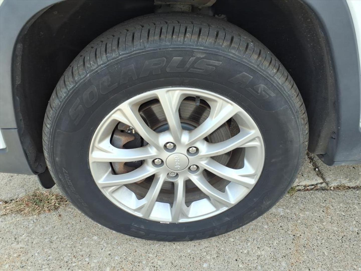 2019 White Jeep Grand Cherokee North Edition (1C4PJMCN2KD) with an 4 Cylinder Fuel Injected engine, Automatic transmission, located at 5505 N. Summit St., Toledo, OH, 43611, (419) 729-2688, 41.654953, -83.530014 - Photo#27