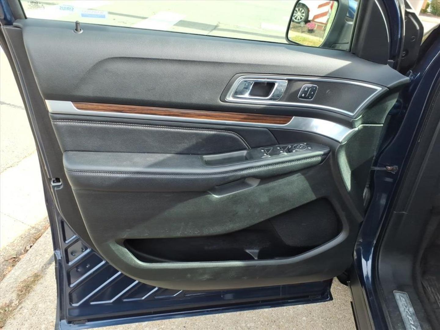 2017 Blue Jeans Ford Explorer Limited (1FM5K8F89HG) with an 3.5L 3.5L V6 290hp 255ft. lbs. Sequential Multiport Fuel Injection engine, 6-Speed Shiftable Automatic transmission, located at 5505 N. Summit St., Toledo, OH, 43611, (419) 729-2688, 41.654953, -83.530014 - Photo#7