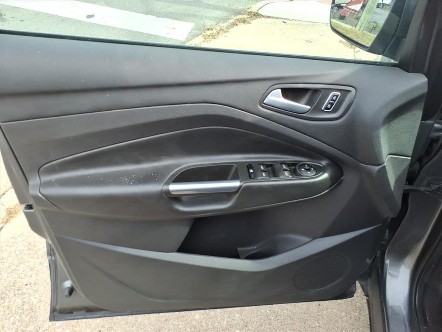 2014 Sterling Gray Metallic Ford Escape SE (1FMCU9G93EU) with an 2.0L EcoBoost 2.0L Turbo I4 240hp 270ft. lbs. Direct Injection engine, 6-Speed Shiftable Automatic transmission, located at 5505 N. Summit St., Toledo, OH, 43611, (419) 729-2688, 41.654953, -83.530014 - Photo#5