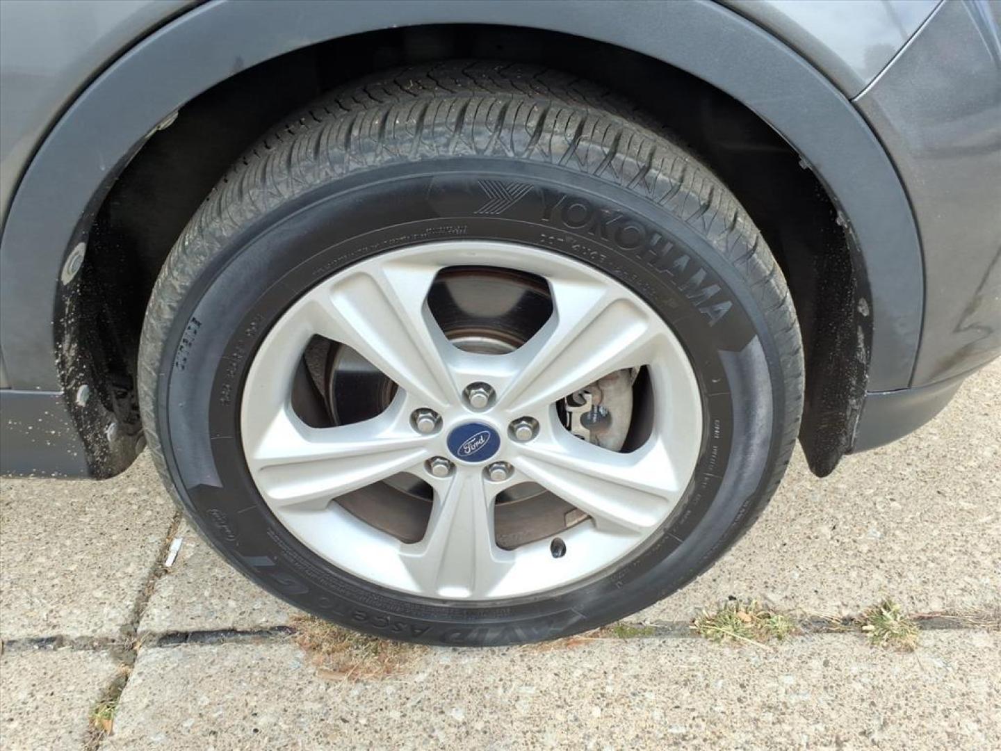 2014 Sterling Gray Metallic Ford Escape SE (1FMCU9G93EU) with an 2.0L EcoBoost 2.0L Turbo I4 240hp 270ft. lbs. Direct Injection engine, 6-Speed Shiftable Automatic transmission, located at 5505 N. Summit St., Toledo, OH, 43611, (419) 729-2688, 41.654953, -83.530014 - Photo#27
