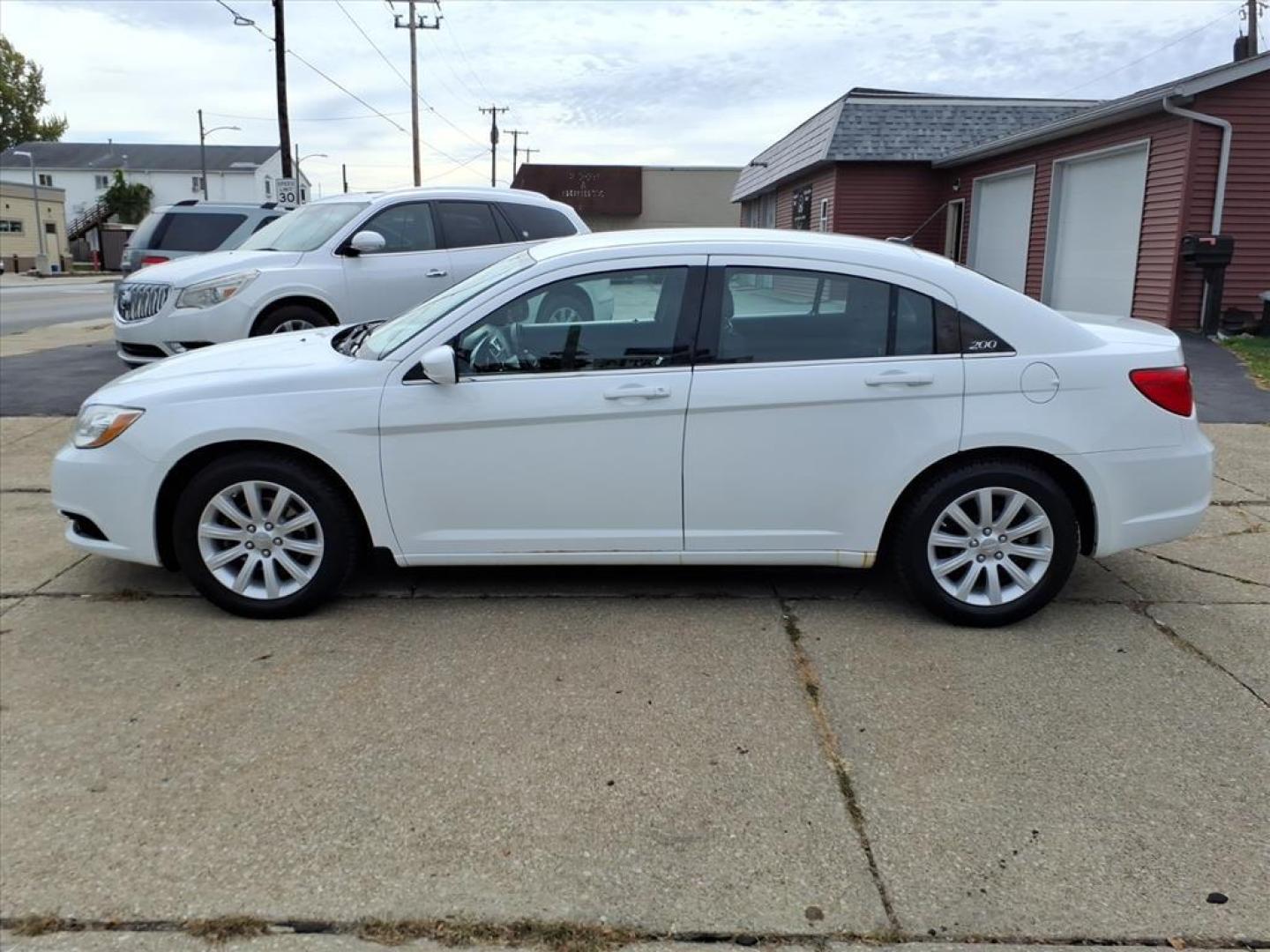 2014 Bright White Clear Coat Chrysler 200 Touring (1C3CCBBB3EN) with an 2.4L 2.4L I4 173hp 166ft. lbs. Sequential Multiport Fuel Injection engine, Automatic transmission, located at 5505 N. Summit St., Toledo, OH, 43611, (419) 729-2688, 41.654953, -83.530014 - Photo#17