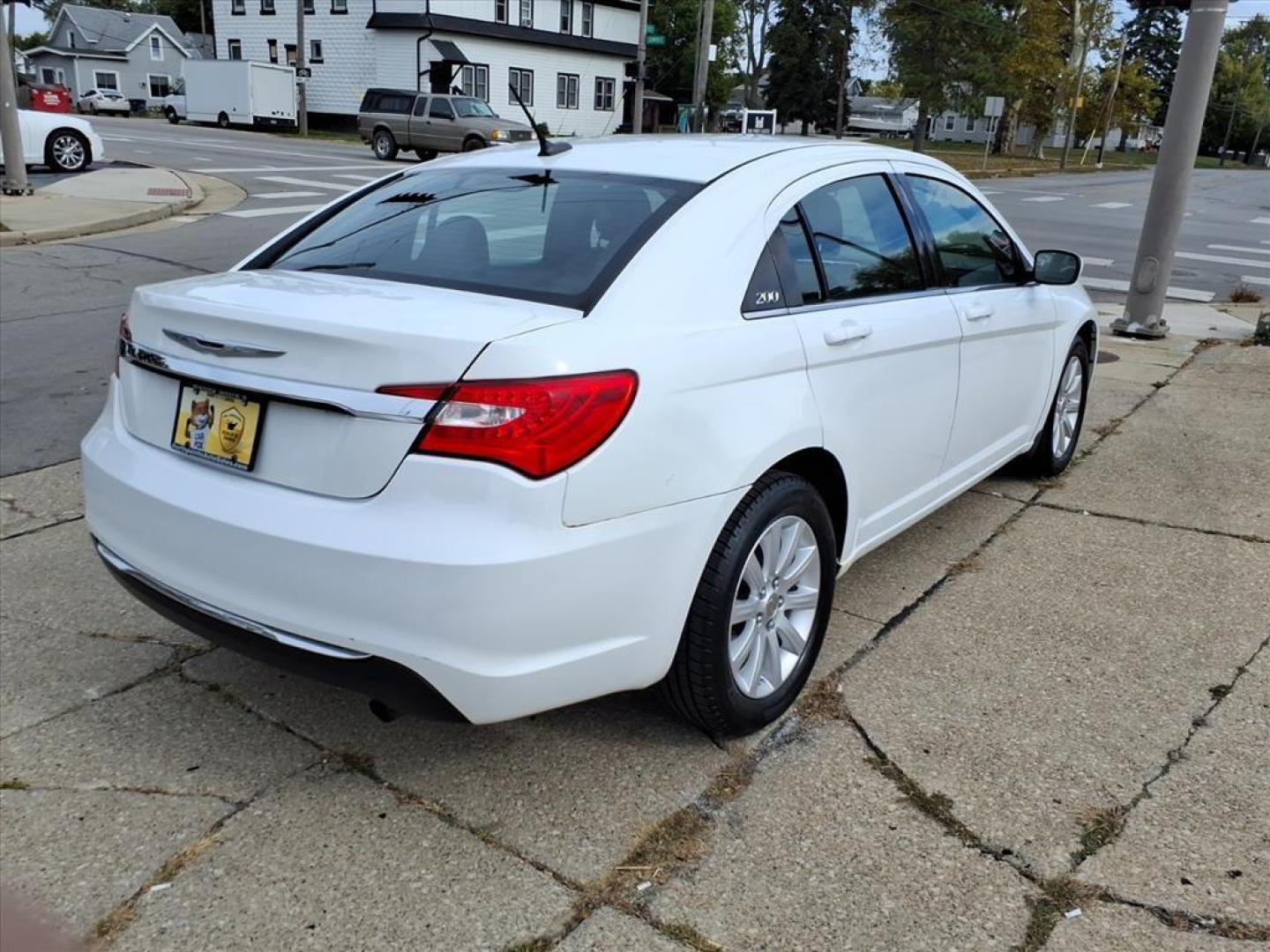 2014 Bright White Clear Coat Chrysler 200 Touring (1C3CCBBB3EN) with an 2.4L 2.4L I4 173hp 166ft. lbs. Sequential Multiport Fuel Injection engine, Automatic transmission, located at 5505 N. Summit St., Toledo, OH, 43611, (419) 729-2688, 41.654953, -83.530014 - Photo#20
