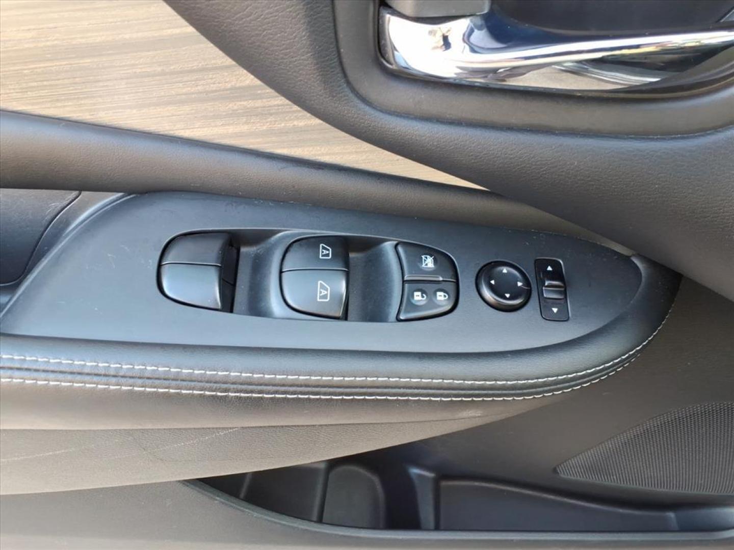 2015 Gun Metallic Nissan Murano SV (5N1AZ2MH2FN) with an 3.5L 3.5L V6 260hp 240ft. lbs. Sequential Multiport Fuel Injection engine, CVT transmission, located at 5505 N. Summit St., Toledo, OH, 43611, (419) 729-2688, 41.654953, -83.530014 - Photo#8