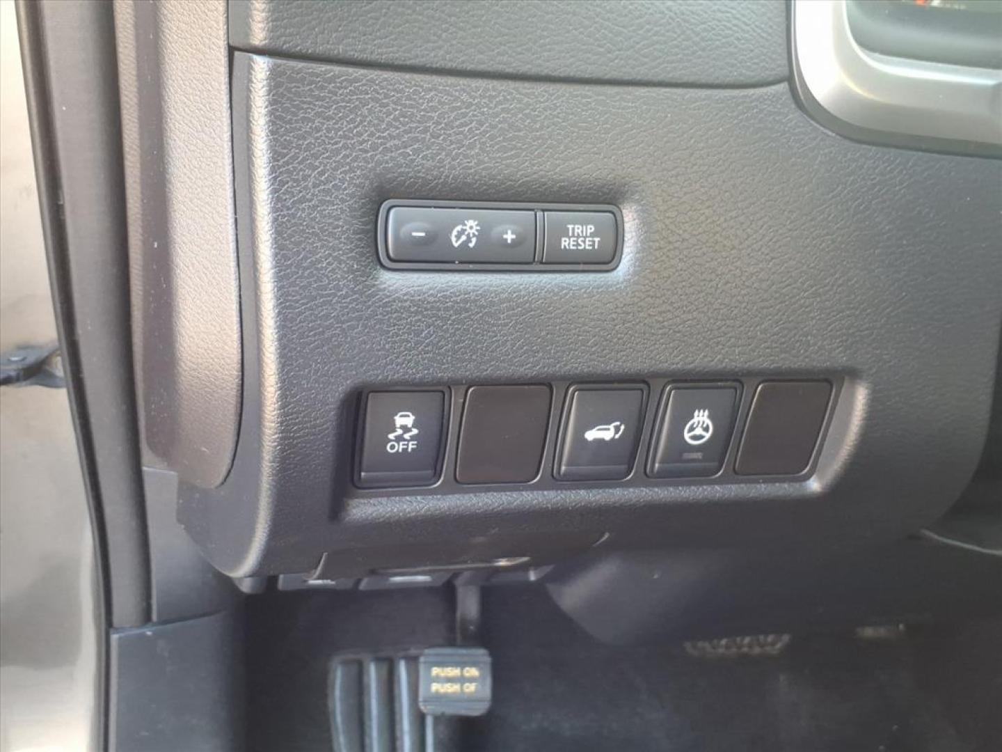 2015 Gun Metallic Nissan Murano SV (5N1AZ2MH2FN) with an 3.5L 3.5L V6 260hp 240ft. lbs. Sequential Multiport Fuel Injection engine, CVT transmission, located at 5505 N. Summit St., Toledo, OH, 43611, (419) 729-2688, 41.654953, -83.530014 - Photo#17