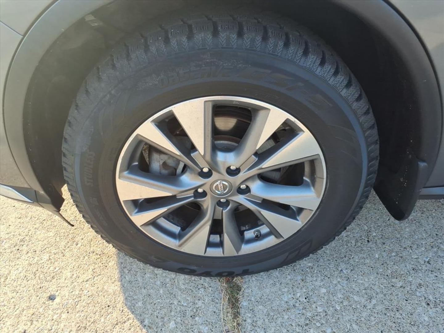 2015 Gun Metallic Nissan Murano SV (5N1AZ2MH2FN) with an 3.5L 3.5L V6 260hp 240ft. lbs. Sequential Multiport Fuel Injection engine, CVT transmission, located at 5505 N. Summit St., Toledo, OH, 43611, (419) 729-2688, 41.654953, -83.530014 - Photo#28