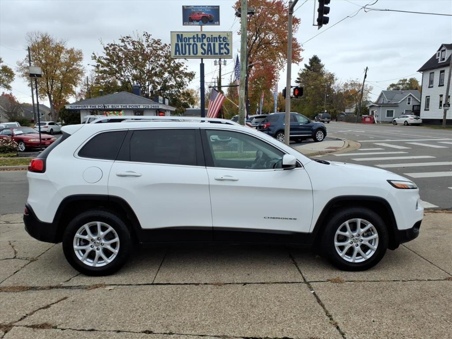 2017 Bright White Clear Coat Jeep Cherokee Latitude (1C4PJMCS5HD) with an 3.2L 3.2L V6 271hp 239ft. lbs. Sequential Multiport Fuel Injection engine, Automatic transmission, located at 5505 N. Summit St., Toledo, OH, 43611, (419) 729-2688, 41.654953, -83.530014 - Photo#0