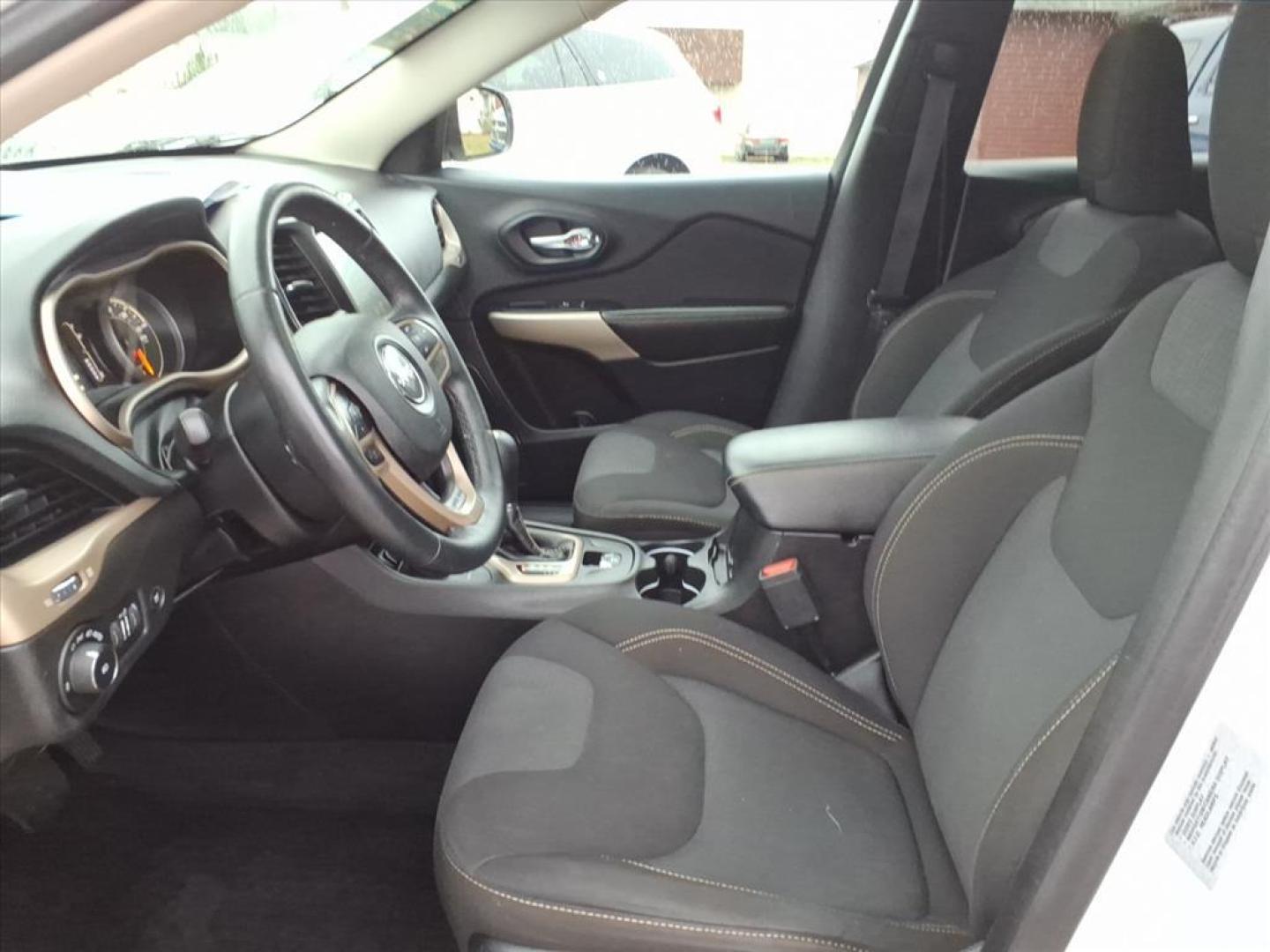 2017 Bright White Clear Coat Jeep Cherokee Latitude (1C4PJMCS5HD) with an 3.2L 3.2L V6 271hp 239ft. lbs. Sequential Multiport Fuel Injection engine, Automatic transmission, located at 5505 N. Summit St., Toledo, OH, 43611, (419) 729-2688, 41.654953, -83.530014 - Photo#2