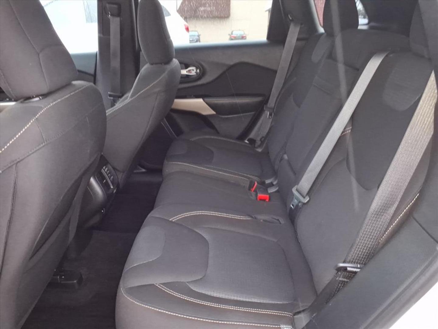 2017 Bright White Clear Coat Jeep Cherokee Latitude (1C4PJMCS5HD) with an 3.2L 3.2L V6 271hp 239ft. lbs. Sequential Multiport Fuel Injection engine, Automatic transmission, located at 5505 N. Summit St., Toledo, OH, 43611, (419) 729-2688, 41.654953, -83.530014 - Photo#4