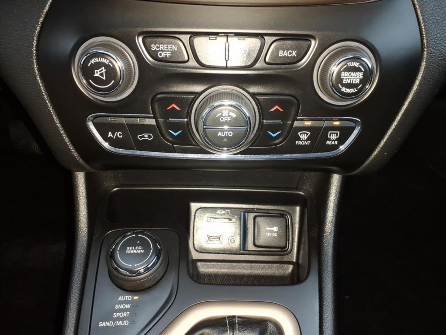 2017 Bright White Clear Coat Jeep Cherokee Latitude (1C4PJMCS5HD) with an 3.2L 3.2L V6 271hp 239ft. lbs. Sequential Multiport Fuel Injection engine, Automatic transmission, located at 5505 N. Summit St., Toledo, OH, 43611, (419) 729-2688, 41.654953, -83.530014 - Photo#14