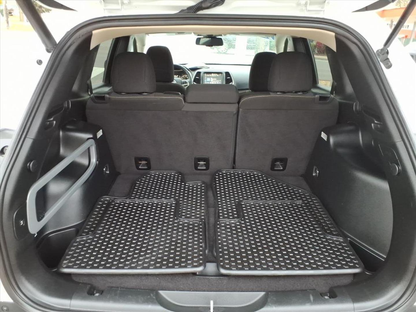 2017 Bright White Clear Coat Jeep Cherokee Latitude (1C4PJMCS5HD) with an 3.2L 3.2L V6 271hp 239ft. lbs. Sequential Multiport Fuel Injection engine, Automatic transmission, located at 5505 N. Summit St., Toledo, OH, 43611, (419) 729-2688, 41.654953, -83.530014 - Photo#21